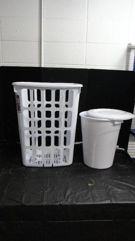 lot 10537 image: Laundry Baskets