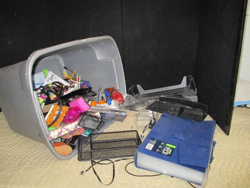 lot 10620 image: Tub of Office Supplies