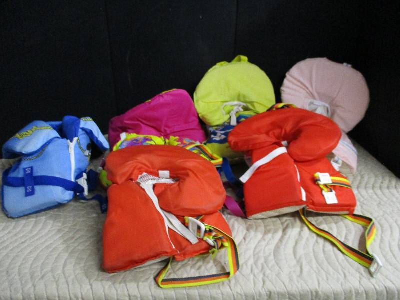 lot 10668 image: Life Vest Lot