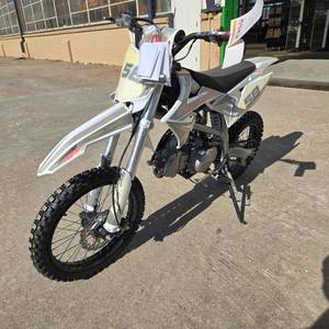 lot 37 image: New Penatora MKZ 125rr Dirt Bike (Black)