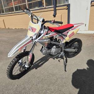 lot 38 image: New Vitacci MZK Pentora 125r Dirt Bike (Red)