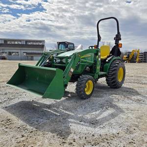 lot 22 image: JOHN DEERE 2520 TRACTORLOADER  87 HOURS  MFWD