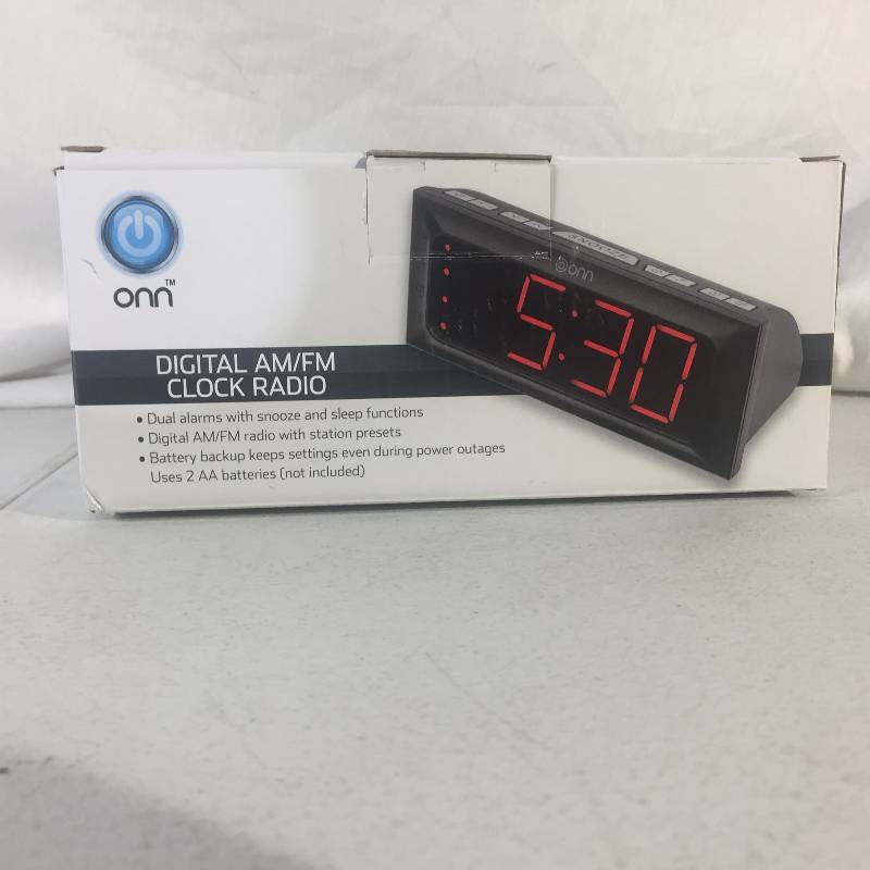 lot 6323 image: Digital AMFM Clock Radio