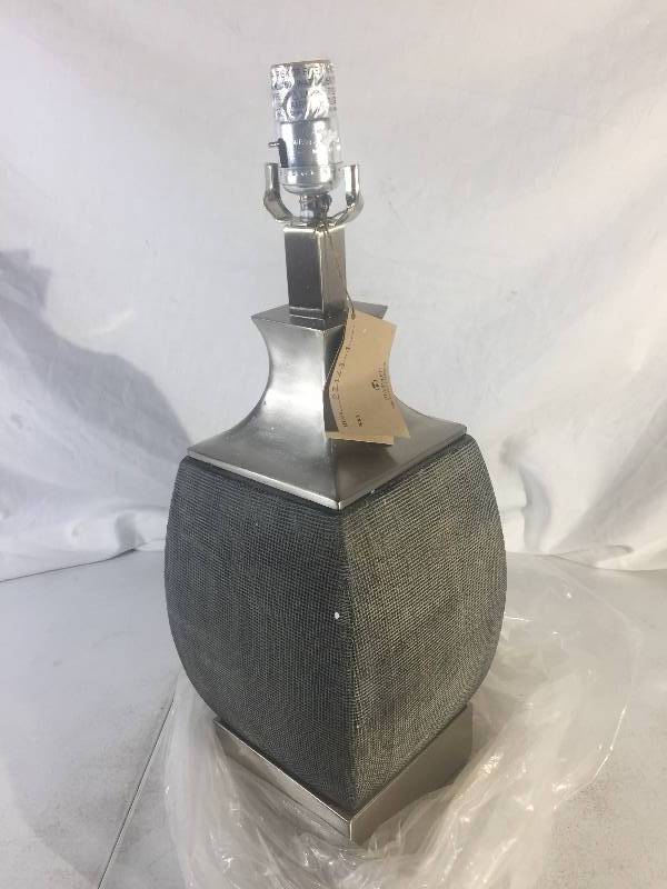 lot 6354 image: Lamp no shade