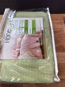 lot 10352 image: Honeilife Cotton Waffle Weave Cover Set Queen