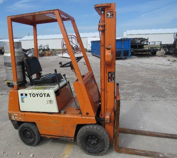 lot 5950 image: Toyota Model #2FGL9 - 1 Ton Fork Truck