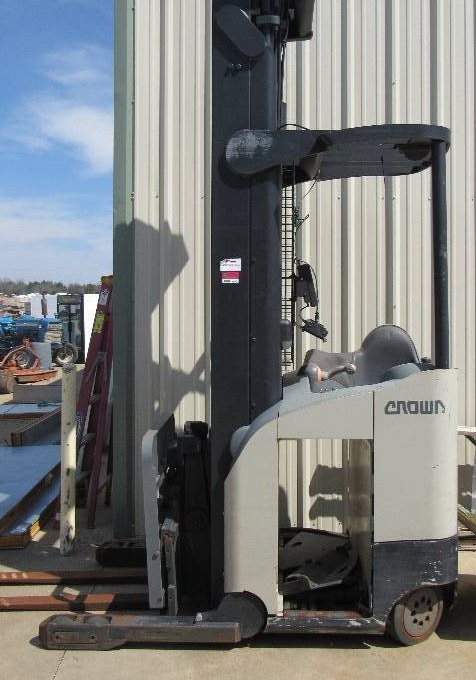 lot 5965 image: Crown Access123 Fork Lift - 5200 Series
