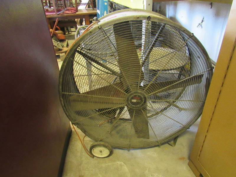 lot 5974 image: Heat Buster Model SPL4213 Shop Fan