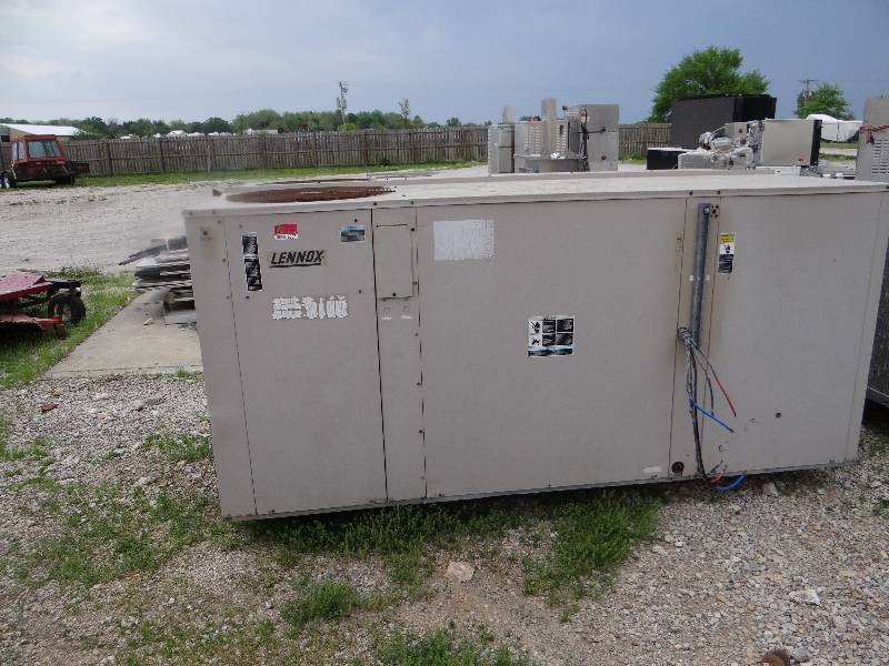 lot 8357 image: Lennox Commercial HVAC Rooftop Unit (Could Not Read Model Number)