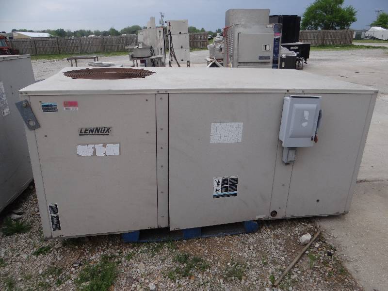 lot 8358 image: Lennox Commercial HVAC Rooftop Unit - MN GCS16-090-200-1Y
