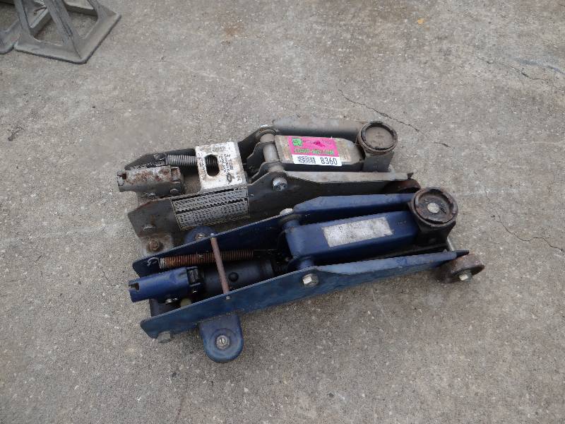 lot 8360 image: Lot of 2 Hydraulic Floor Jacks - 2 Ton