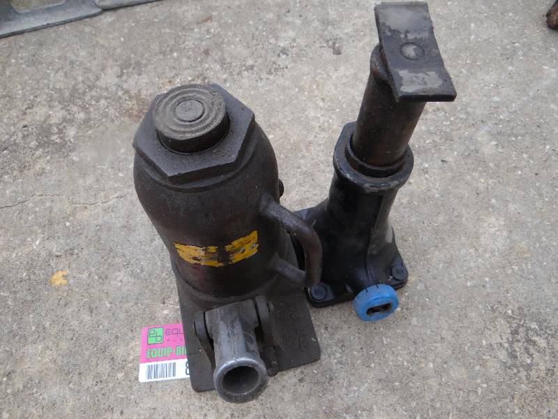 lot 8361 image: Lot of 2 Hydraulic Bottle Jacks