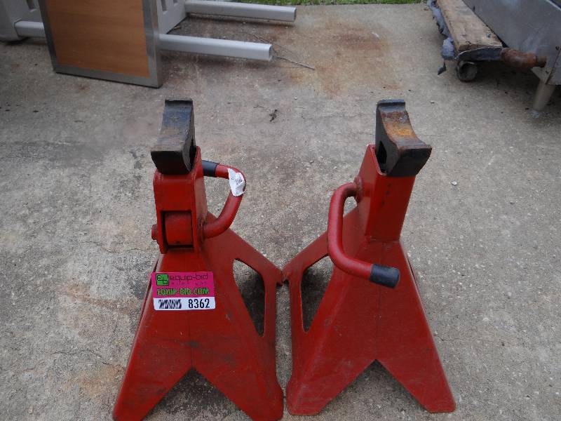 lot 8362 image: Lot of 2 Vehicle  Jack Stands