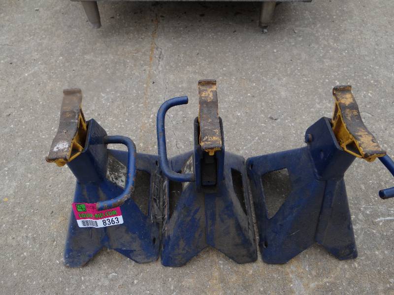 lot 8363 image: Lot of 3 Vehicle  Jack Stands