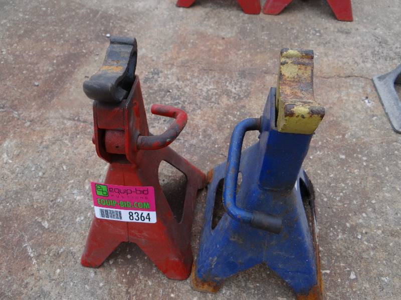 lot 8364 image: Lot of 2 Vehicle  Jack Stands
