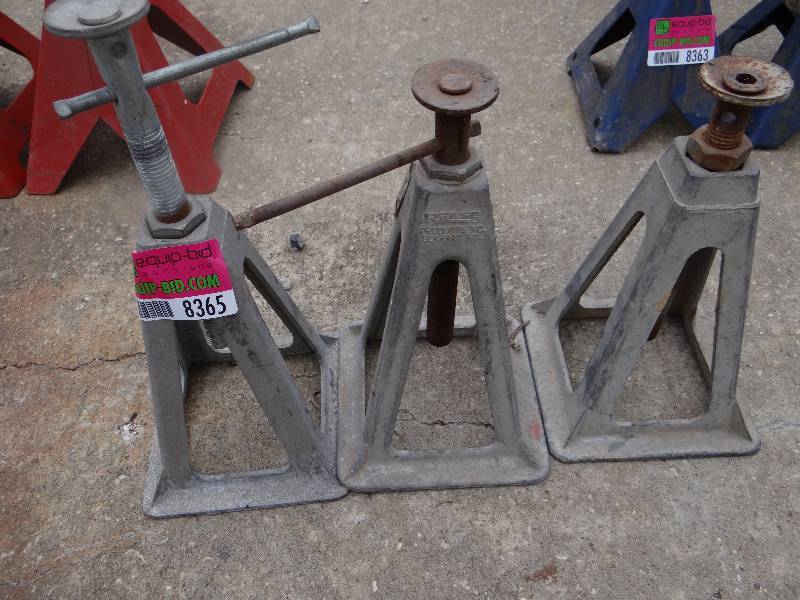 lot 8365 image: Lot of 3 RV Stands