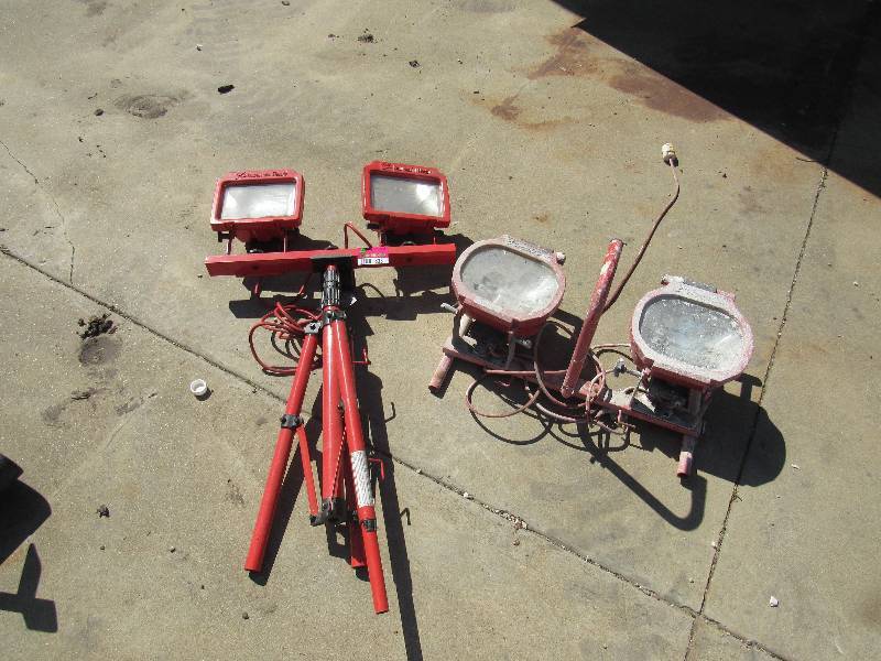 lot 8351 image: Lot of 2 Work Lights - Commercial Electric