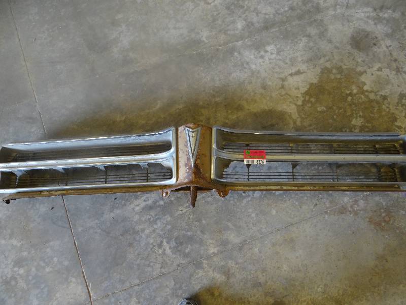 lot 8376 image: Pontiac Front Grille