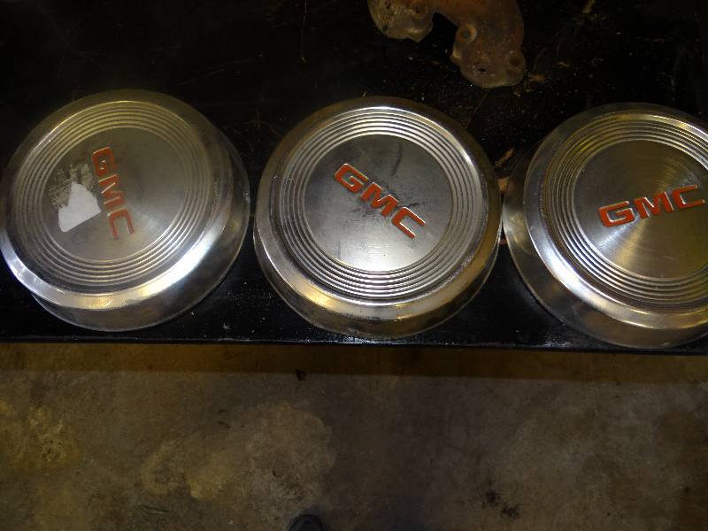 lot 8392 image: Set of 3 GMC Center Hubcaps