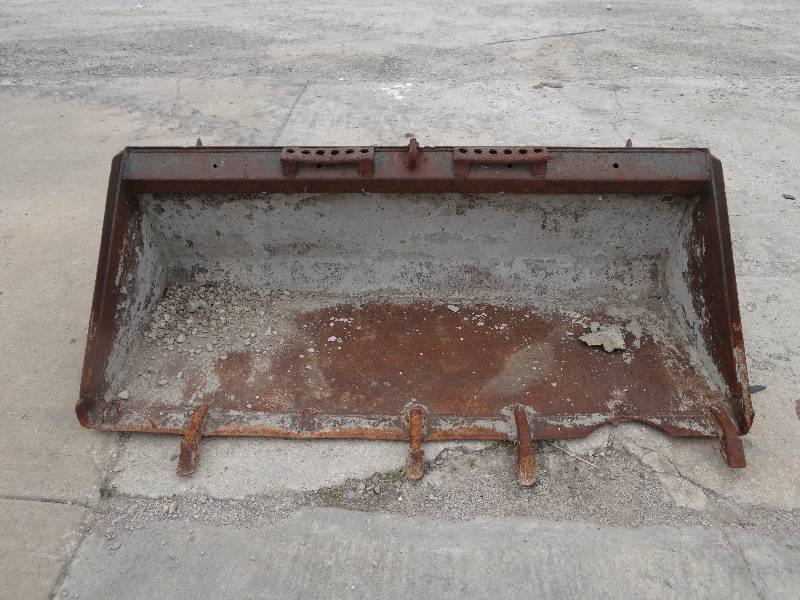 lot 1004B image: Melroe Tooth Bucket