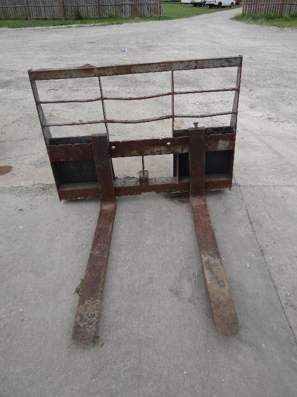 lot 1004C image: Arrow Skid LoaderBobcat Fork Attachment