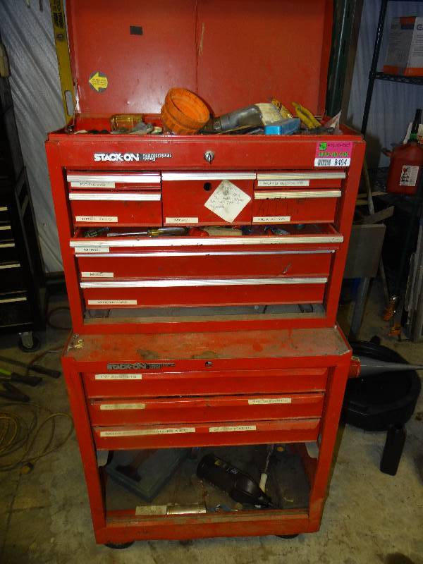 lot 8404 image: Stack-On Craftsmen Series Tool Box on Casters & All Contents