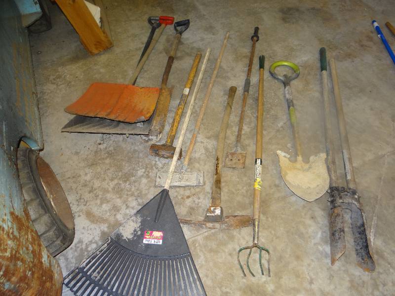 lot 8409 image: Lot of Yard  Work Tools