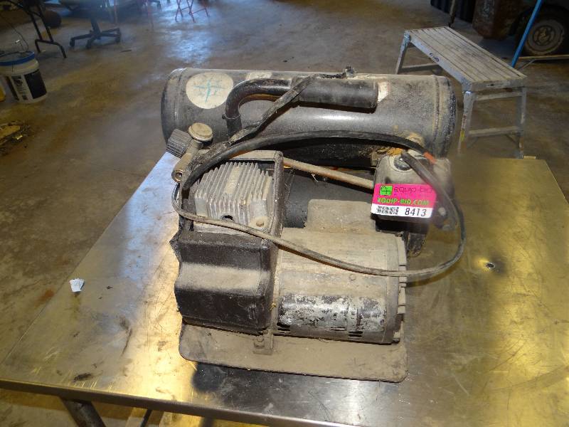 lot 8413 image: Air Compressor (Does Not Power On)