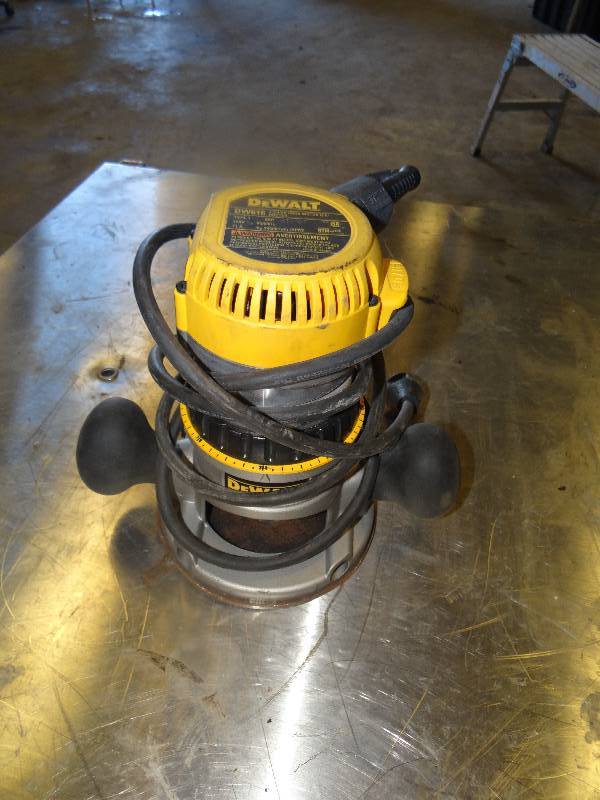 lot 8420 image: DeWalt Corded 1 34 HP Router