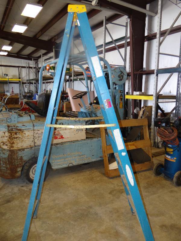 lot 8428 image: Werner 8 Fiberglass Ladder