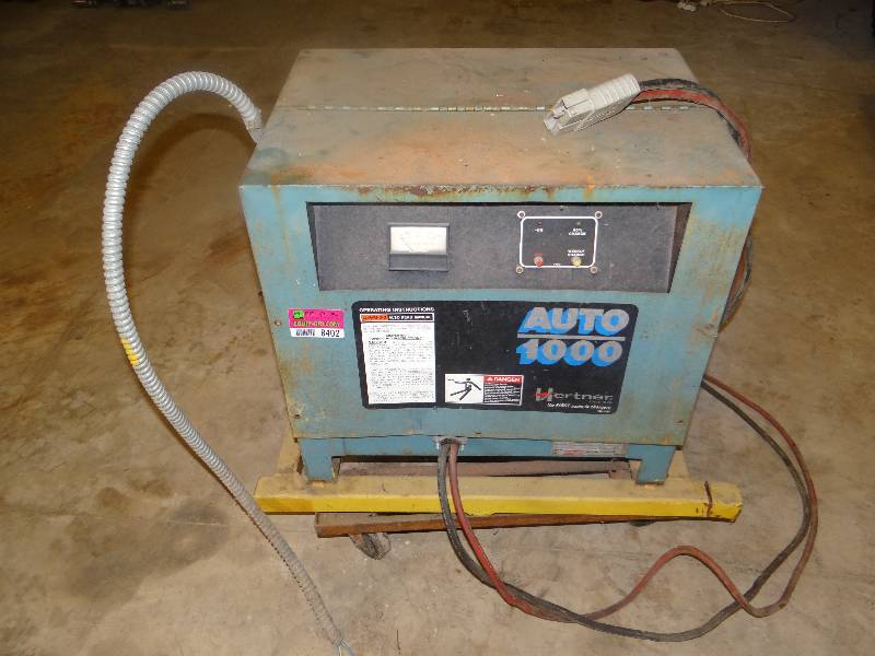 lot 8402 image: Hertner Auto 1000 Battery Charger