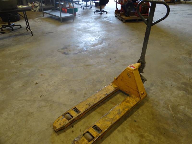 lot 8443 image: WanMax Hydraulic Pallet Jack - Model #W55