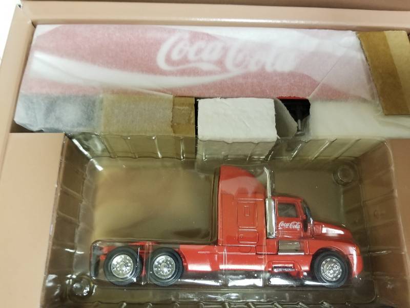 lot 1014 image: Coca-Cola T600 Tractor Trailer Semi, 164 scale, #C70501, NIB