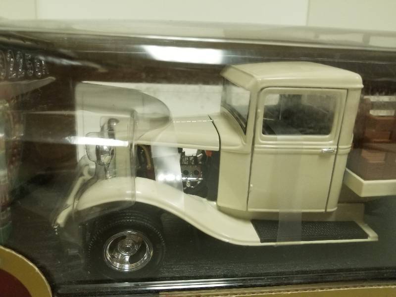 Road Legends 1934 Ford Pickup 1/18 scale/# 92258 die cast metal w
