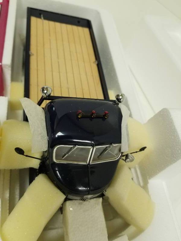 lot 1033 image: Danbury Mint 1938 GMC Car Carrier wrampswinch.  124 scale  see pix for documentationpaper work.  Very detailed NIB