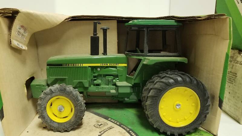 lot 1039 image: Ertl John Deere MFWD Row Crop Tractor, 116 scale, stock # 584, NIB but dusty