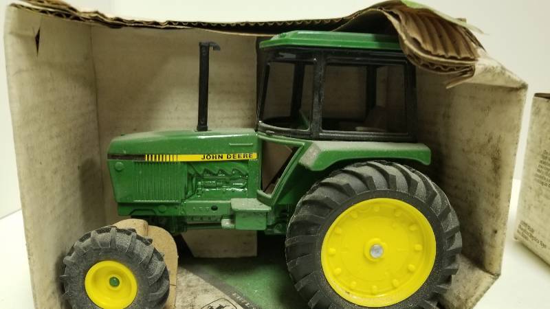 lot 1040 image: Ertl John Deere Utility Tractor, 116 scale, #501, NIB but dusty