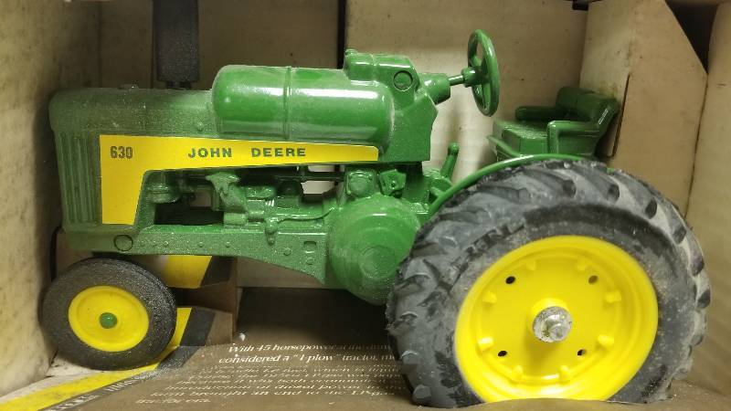 lot 1041 image: Ertl John Deere 1958 Model 630LP Tractor, 116 scale, #5590, NIB but dusty