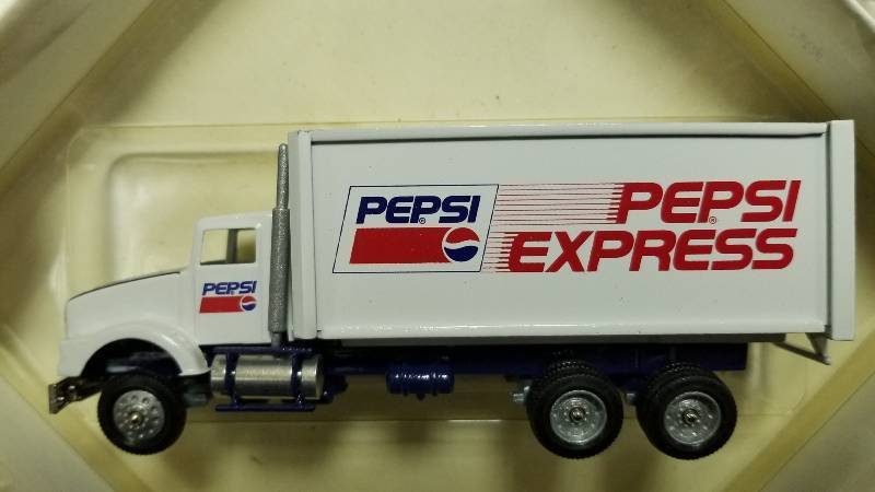 lot 1047 image: Winross Straight Truck wduels, Pepsi Express Truck, 164 scale, NIB