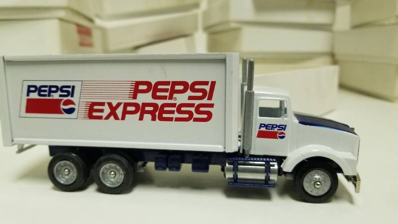 lot 1048 image: Winross Straight Truck wduels, Pepsi Express Truck, 164 scale, NIB