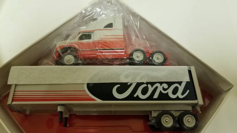 lot 1050 image: Winross Semi Truck FORD, 164 scale, NIB
