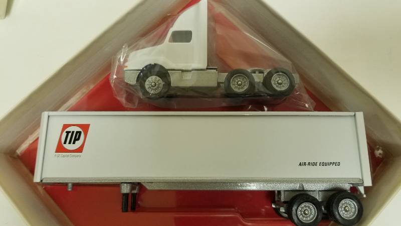 lot 1062 image: Winross Semi Semi TIP , A GE Capital Company, 164 scale, NIB