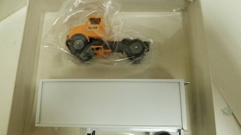 lot 1061 image: Winross Semi Truck, Yellow, 164 scale, NIB