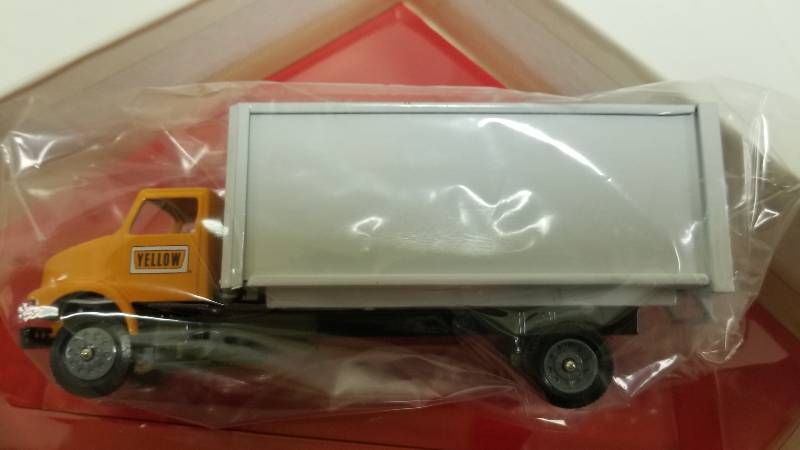 lot 1060 image: Winross Straight Truck YELLOW, 164 scale, NIB