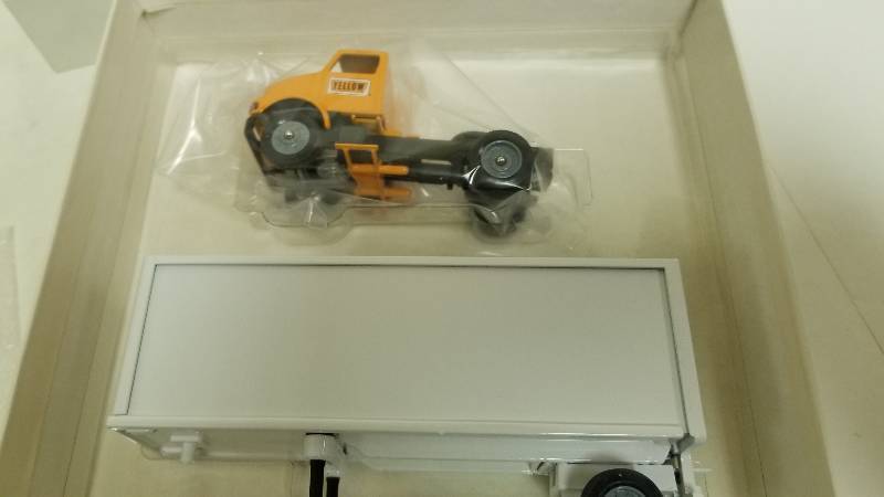 lot 1058 image: Winross Straight Truck YELLOW, 164 scale, NIB