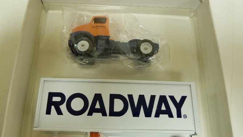 lot 1059 image: Winross Semi, ROADWAY Truck, 164 scale. NIB