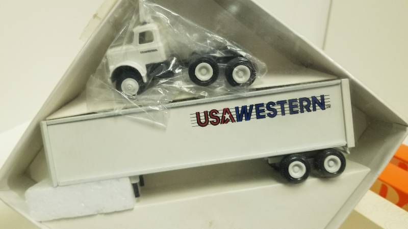 lot 1069 image: Winross Semi, USA Western Truck, 164 scale. NIB