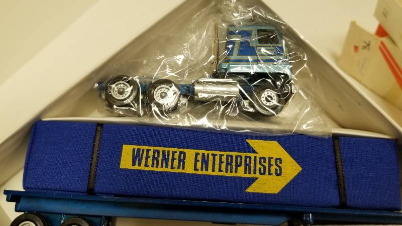 lot 1070 image: Winross Semi, Werner Enterprises, canvas box on flatbed, 164scale, NIB
