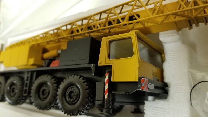 lot 1079 image: Liebherr LTM1060 Mobile Crane, perhaps 164 scale, SEE PIX, NIB