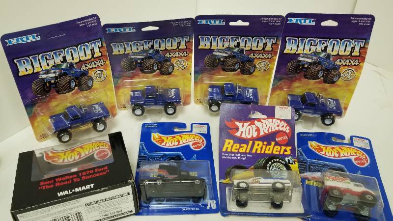 lot 1102 image: Ertl Bigfoot and Hotwheels cars including Real Rider